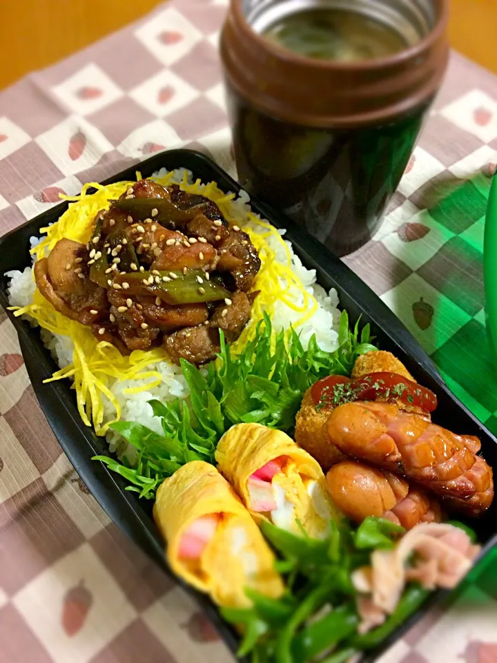 Snapdishの料理写真:旦那ちゃん弁当🎶
スタミナチキン丼
お麩入り卵焼き
ピーマンとハムのサラッと炒め
カレーコロッケ(チン)
ウイン
ナスのお味噌汁|BooBooさん