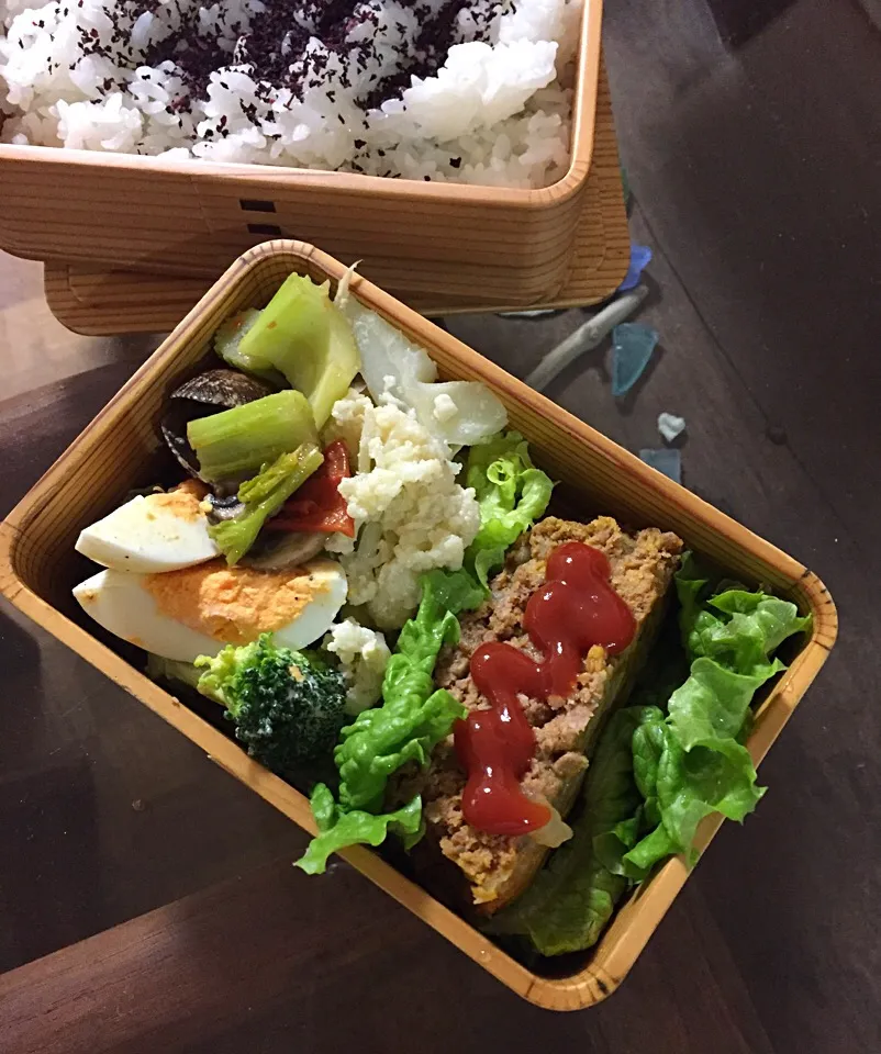 ケチャップとカレー粉が隠し味、オーブンでほっとけ（╹◡╹）ふっくらミートローフのお弁当🍱|Kumi_loveさん