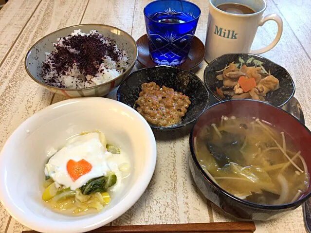 今日の男飯(＞人＜;)朝ごはんバージョン♬
自作切り干し大根の煮物and納豆andキャベツとえのきとワカメの味噌汁andしそごはんandピクルスヨーグルト♬|ひーちゃんさん