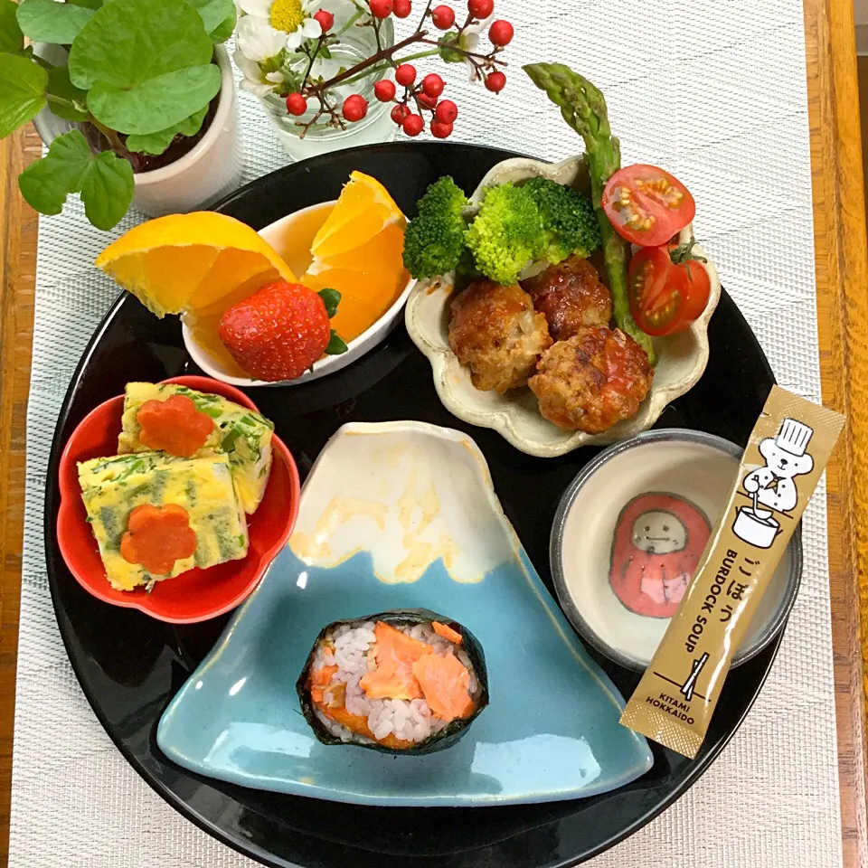 おにぎり🍙定食でーす
鮭おにぎり🍙
ニラ卵焼き
ミートボール🍗と、野菜
デコポン🍊熊本
スティックスープ、ゴボウ
富士山皿を作りました
おにぎり🍙1個用⁈|ゆかモンさん