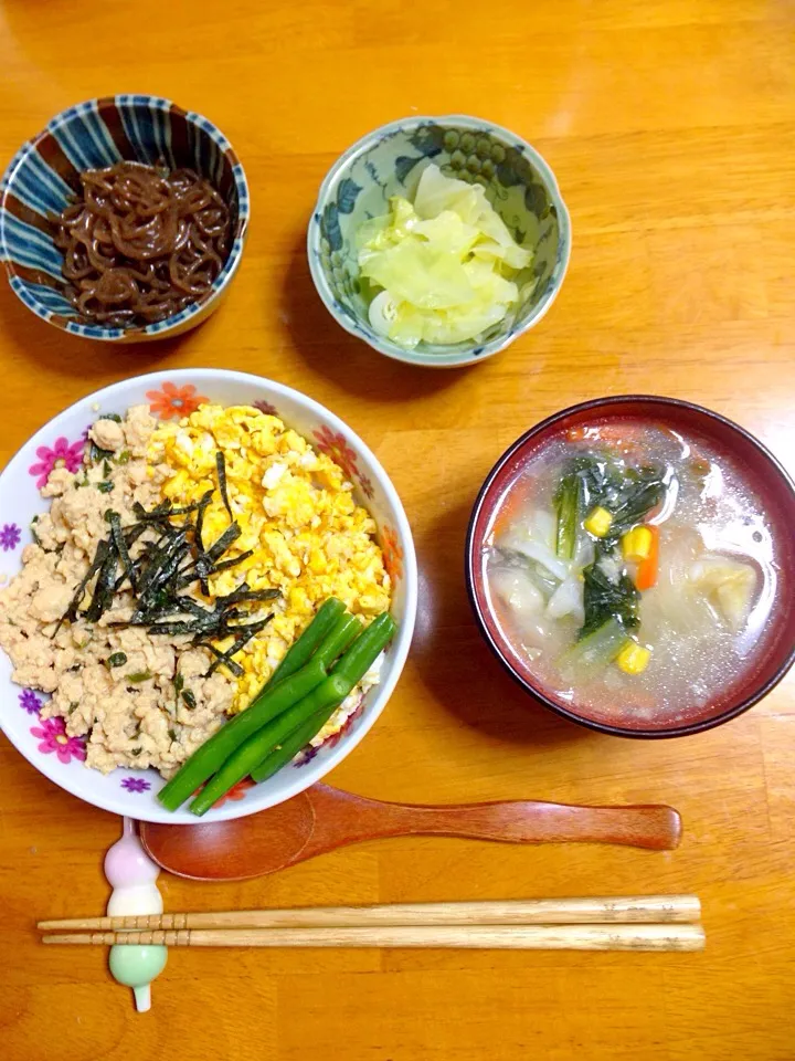 2017.01.10#和食 #幼児ご飯 #素朴ごはん #夜ごはん

＊餃子スープ(小松菜コーン人参玉葱春雨)
＊そぼろと卵の丼
＊いんげん
＊キャベツ
＊こんにゃくのきんぴら

ごちそうさまでした☻|NAKAMOTO'Sさん