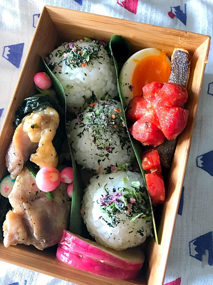 お弁当

☆チキンとほうれん草のソテー
☆タラの石垣塩麹漬け
☆ゆで卵
☆金時人参
☆カブの浅漬け
☆一口おにぎり|☆アスカ☆さん