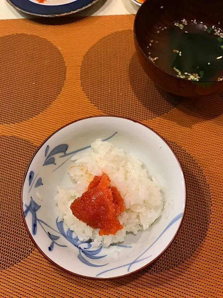 明太子ご飯

北九州のお土産。
初めて食べたのですが、稚加栄さんなど料亭系出汁の旨味とは違う、ガツーンと一味の辛さが際立つ一品です。
旨いです！

#北九州明太子 #明太子ご飯|lazy104さん