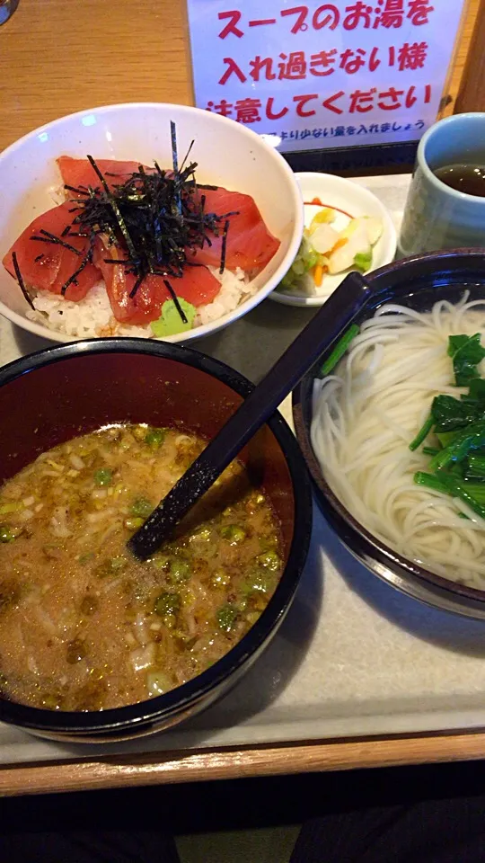 Snapdishの料理写真:まぐろ漬け丼と稲庭うどん温@七蔵(新橋)|yoooochanさん