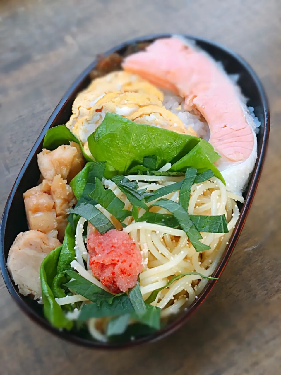 今日のお弁当
・茹で塩鮭
・明太パスタ
・だし巻き卵
・あさり時雨
・ゆで鶏の照焼き風|akiさん