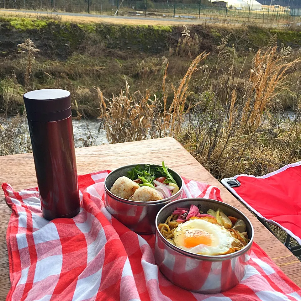 ピクニック・ランチ♬ (▰˘◡˘▰)☝︎
#lunch #picnic #ピクニック #お昼ごはん #焼きそば #焼きおにぎり #obento #昼ごはん|Yoshinobu Nakagawaさん