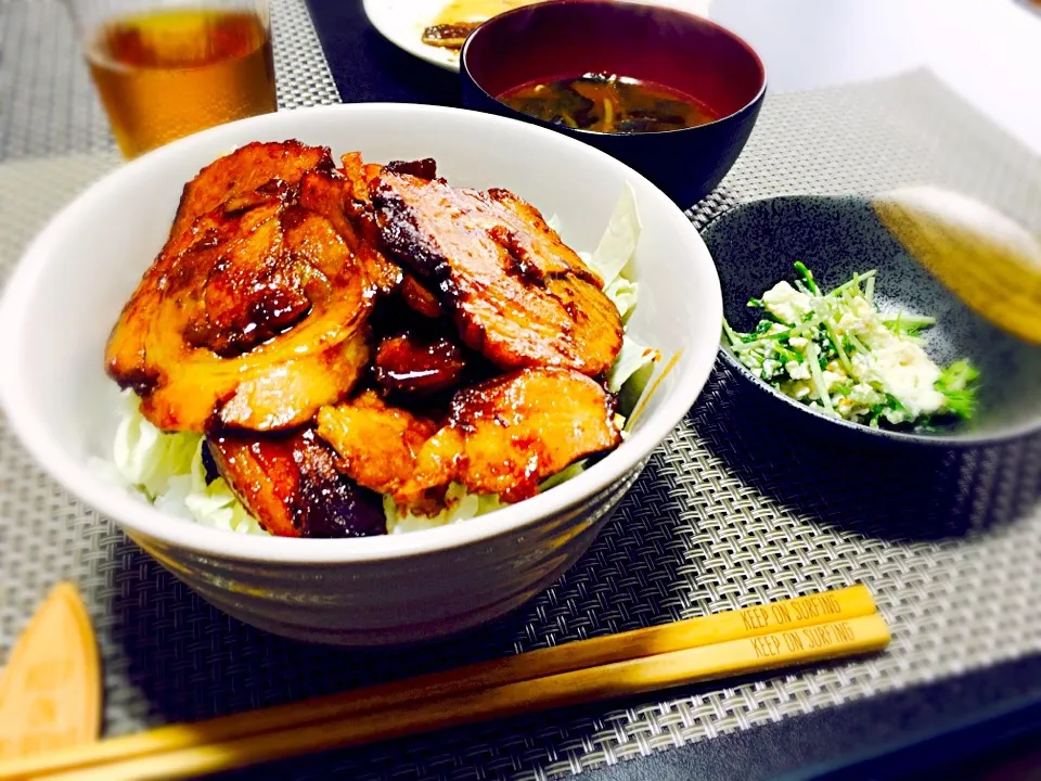 チャーシュー丼、豆腐と水菜のサラダ、味噌汁|ありかさん