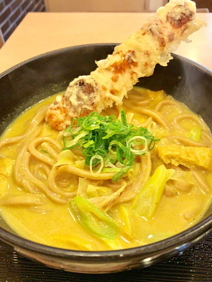 Snapdishの料理写真:カレーうどんの千吉で、クリーミーなカレーうどんを頂きました！大好きな揚げたてちくわ天をトッピング(^_^)v|ギムレットさん