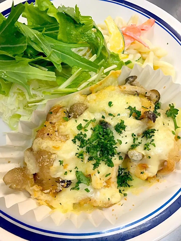 鶏もも肉ときのこのチーズパン粉焼|学食おばちゃんさん