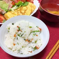 Snapdishの料理写真:梅しそご飯。すまし汁。オムレツとBLTサラダ|岡部薫さん