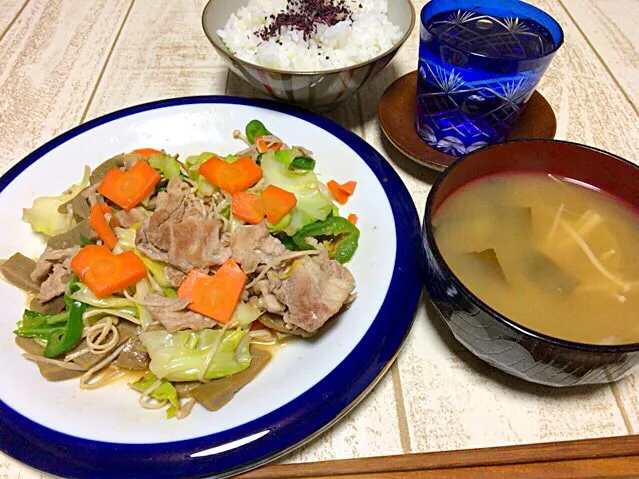 今日の男飯(＞人＜;)晩ごはんバージョン♬
LOVELY 野菜炒めand味噌汁andしそごはん♬|ひーちゃんさん