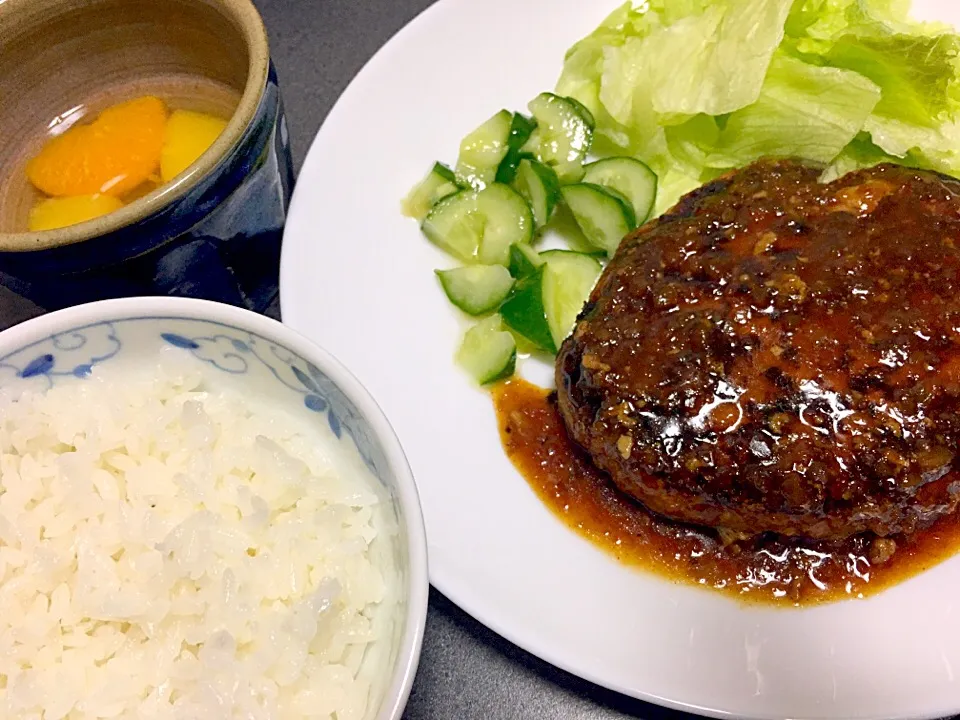 仕事から帰ると小学3年生の娘が
ご飯を炊き、サラダつくってくれた。
私はハンバーグとフルーツ準備。

きゅうりは岩塩とごま油であえてた。
岩塩とごま油でナムル風？
歯ごたえあり簡単おいしいです。

ハンバーグは豚肉100パーセントと
玉ねぎに豆腐を少しいれると、
パン粉や牛乳いらない。
柔らかいよ|＊ねね＊さん