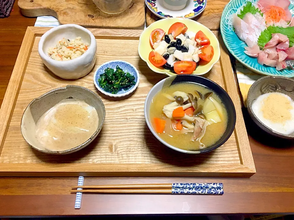 鏡開きなので、クルミときなこ餅に。豚汁、鰤のお刺身、カブと黒豆のマヨネーズ和え、おから、菜の花の辛子和え|presentさん