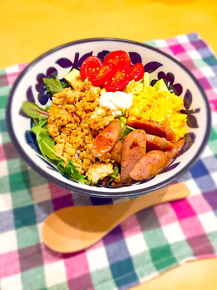 サラダアボカド・鶏胸肉のケチャップそぼろ・たまご・ハーブウインナー
色々のせて手抜き丼のできあがり❤️|kona7さん