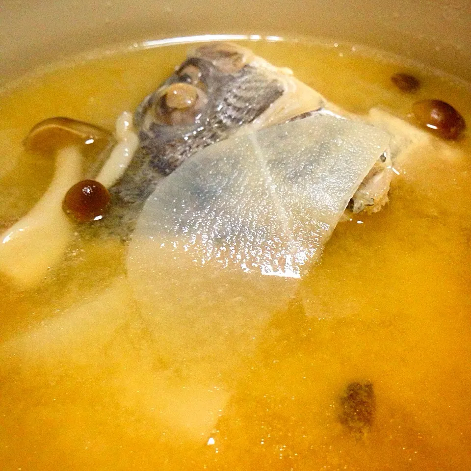 Miso soup with fish and mushrooms.|SPJWUさん