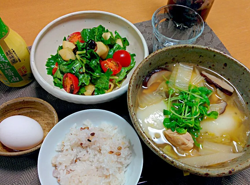 餅入り水炊きスープ、セロリの葉ラ・フランストマトの塩こぶサラダ、卵かけご飯|ねむねこさん