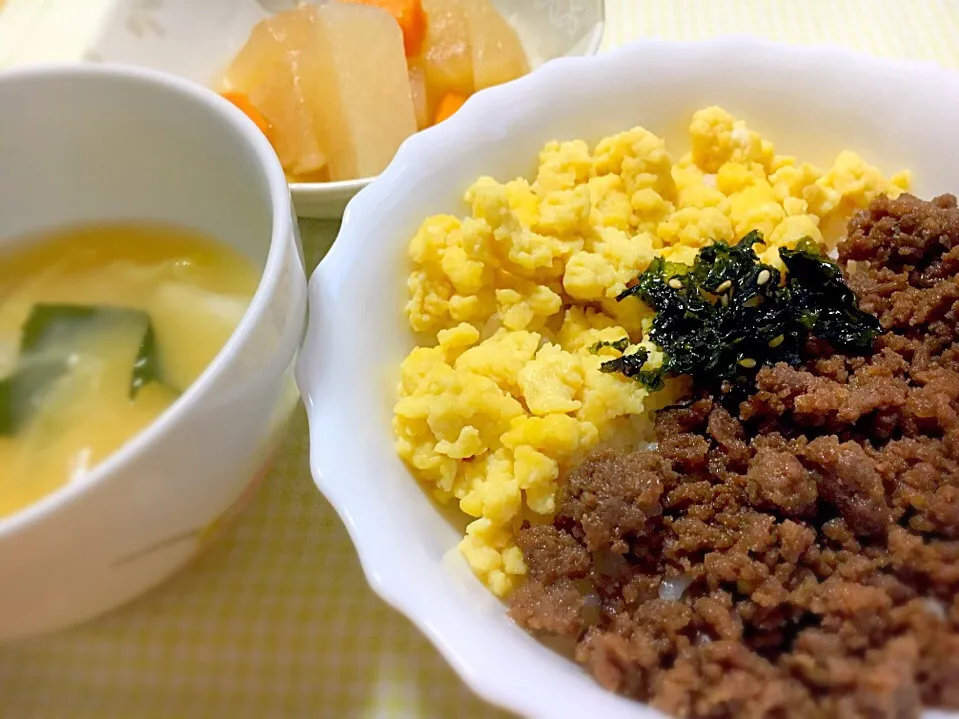 Snapdishの料理写真:・三色ご飯 ・大根と人参の煮物 ・お味噌汁 #三色丼 #大根 #お味噌汁|りえさん