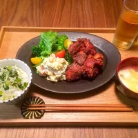 Snapdishの料理写真:唐揚げ定食#おうちご飯 #我が家 #夜ご飯 #晩御飯 #唐揚げ#定食|hanakoさん