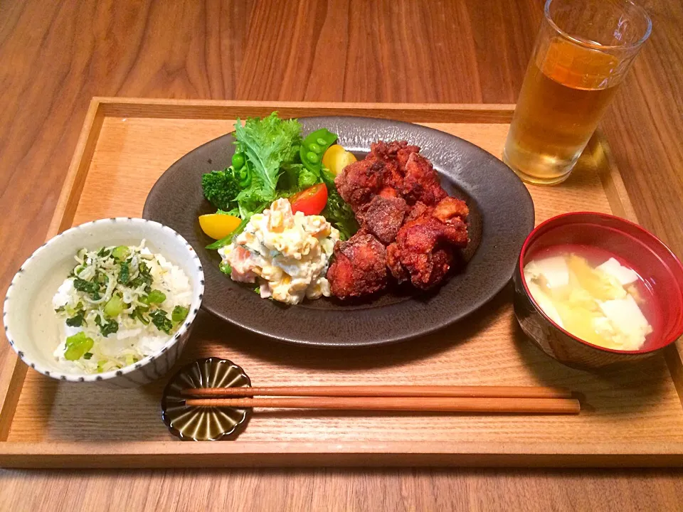 Snapdishの料理写真:唐揚げ定食#おうちご飯 #我が家 #夜ご飯 #晩御飯 #唐揚げ#定食|hanakoさん