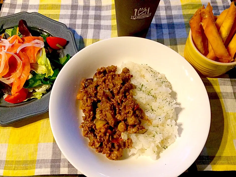 トマトと豆のキーマカレー🍛
＊チーズｉｎ揚げワンタン
＊スモークサーモンのマリネ|Chie.Yさん