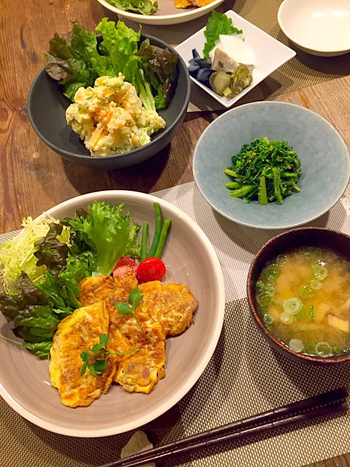 今日の晩御飯💛豚肉のピカタ、ポテトサラダ、菜の花の胡麻和え🌼🍃お漬物、お豆腐、しめじ、油揚げのお味噌汁✨|まみりんごさん