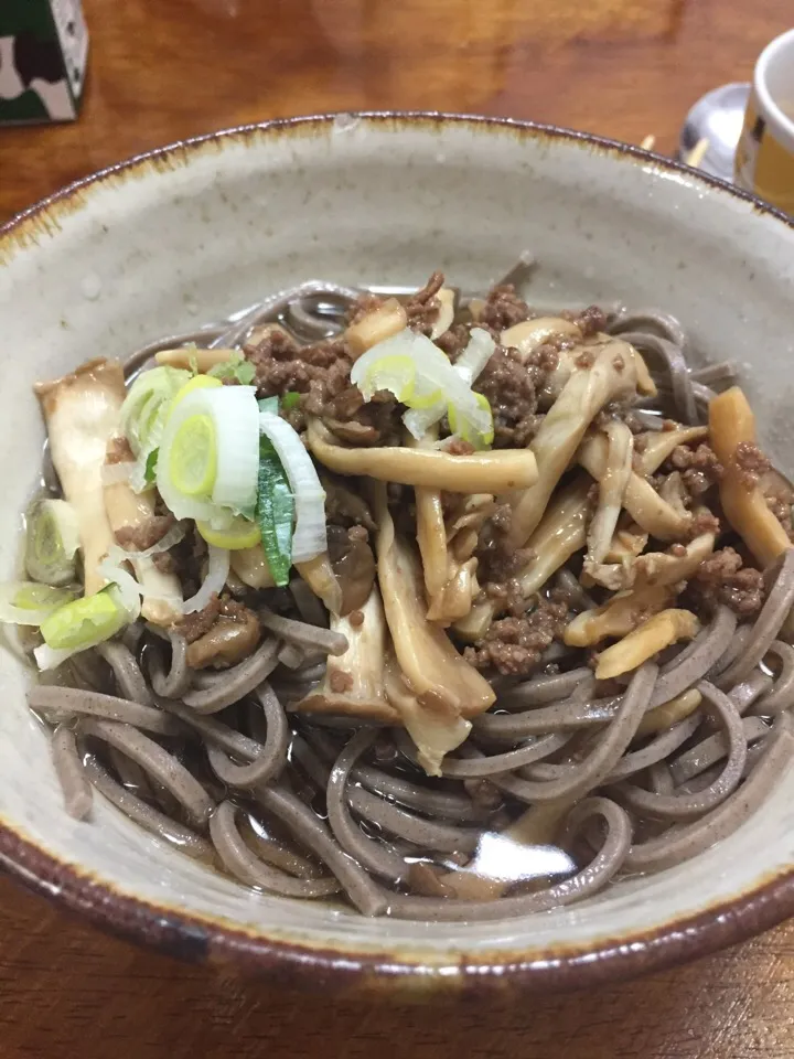 挽肉とエリンギ のっけ蕎麦|さんだーさん