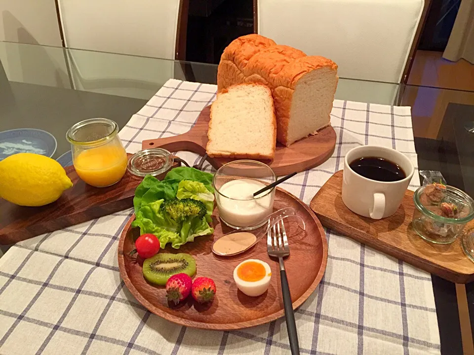 Snapdishの料理写真:山食パン
レモンカード
サラダ ヨーグルト コーヒー|Hitomiさん