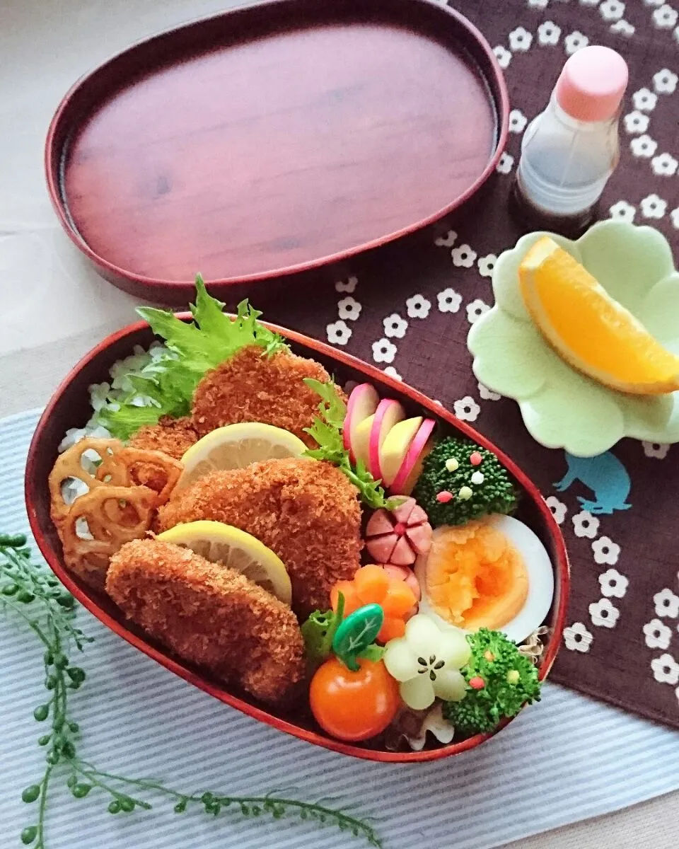 娘弁当☺        とんかつ  じゃがいもカレーチーズ焼き  ゆで玉子   レディー大根  ソーセージ  プチトマト🍅  ブロッコリー  オレンジ🍊  型抜きにんじん  れんこんチップ|e  satoさん