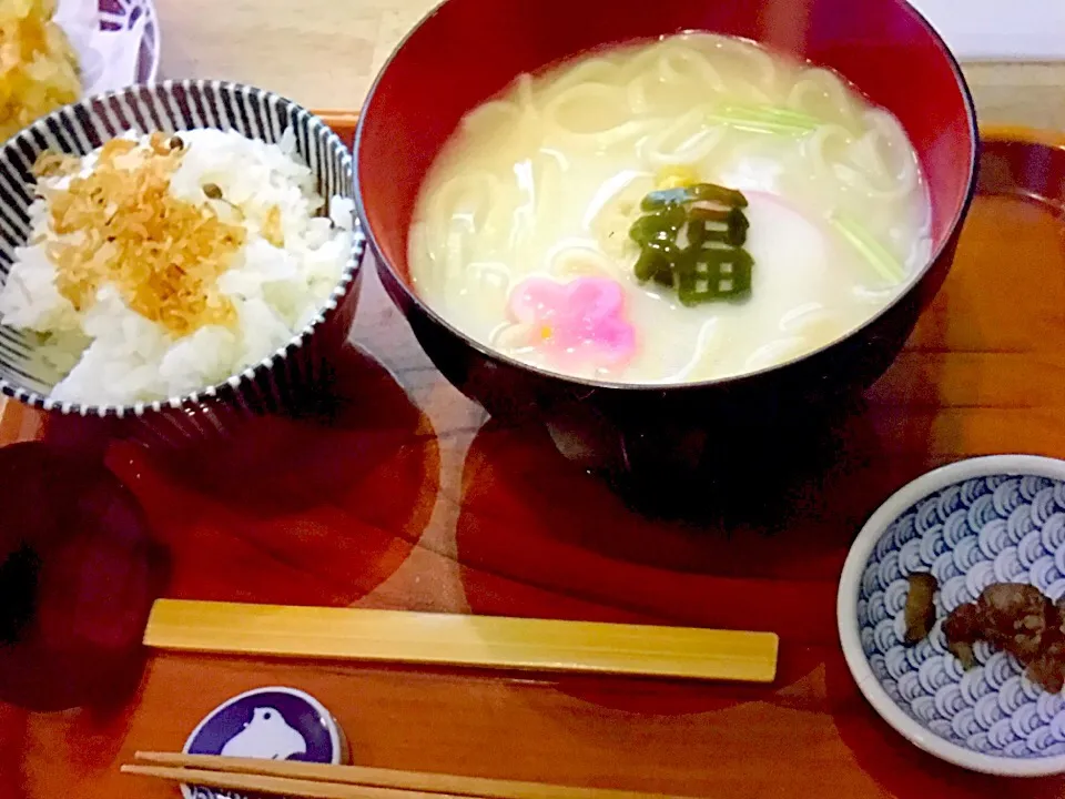 白味噌京うどん  🌸花麸  福昆布入り  ちりめん山椒ごはん  さつまいも人参のかき揚げ  しば漬け|ch＊K*∀o(^^*)♪さん