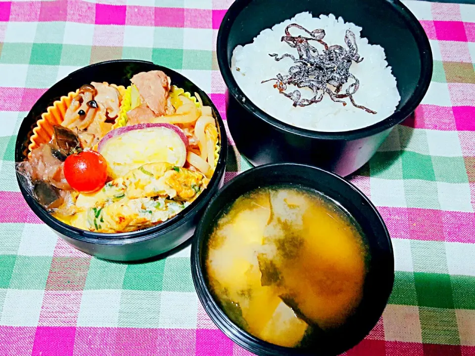 Snapdishの料理写真:お弁当。鶏とキノコのケチャップ炒めと醤油焼きうどんとネギ入りだし巻き卵とお味噌汁。|エリカさん