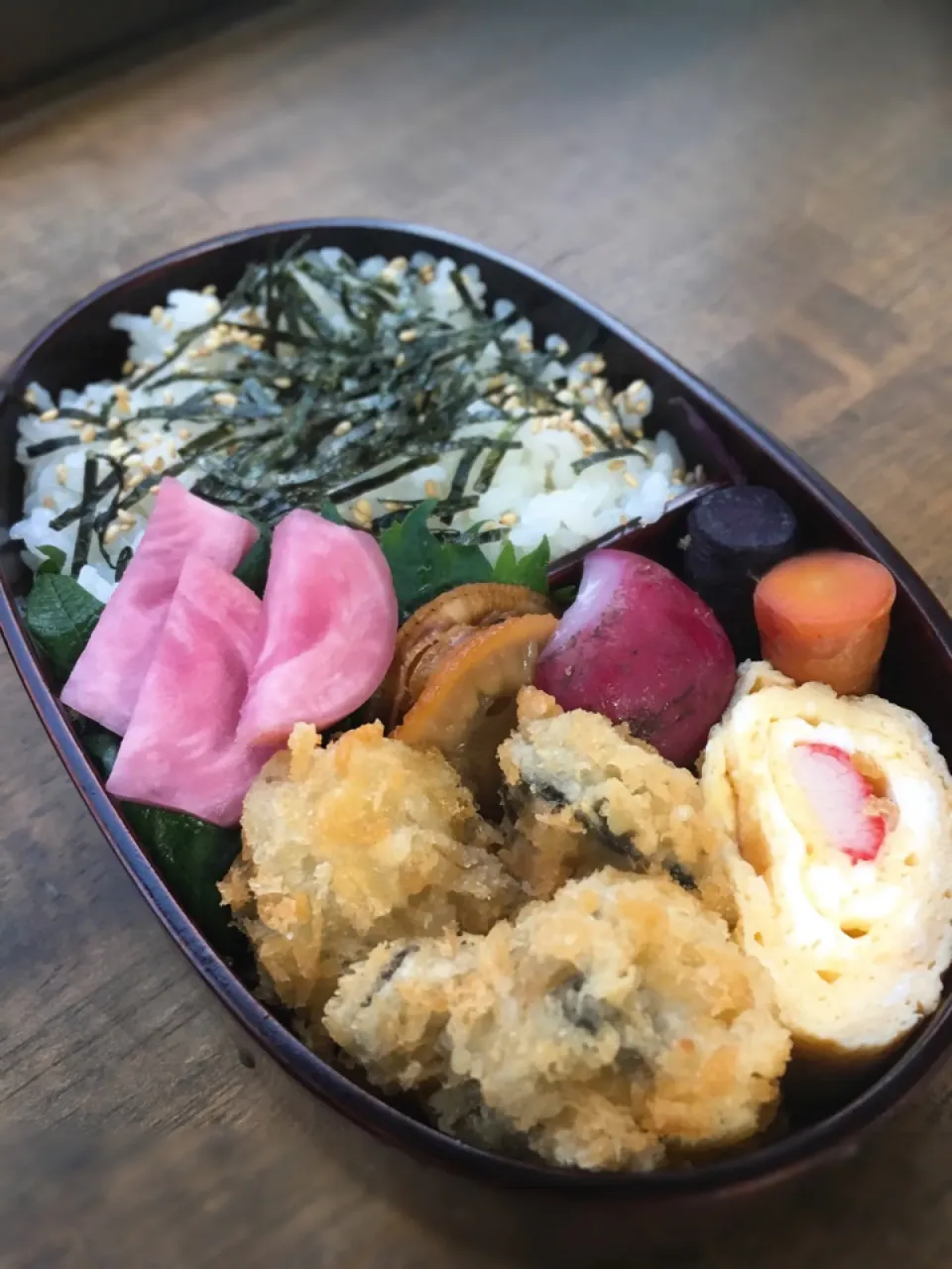 今日のお弁当
・カキフライ
・ホタテの照焼き
・カニカマ入りだし巻き
・蒸し野菜三種
・蕪の漬物|akiさん