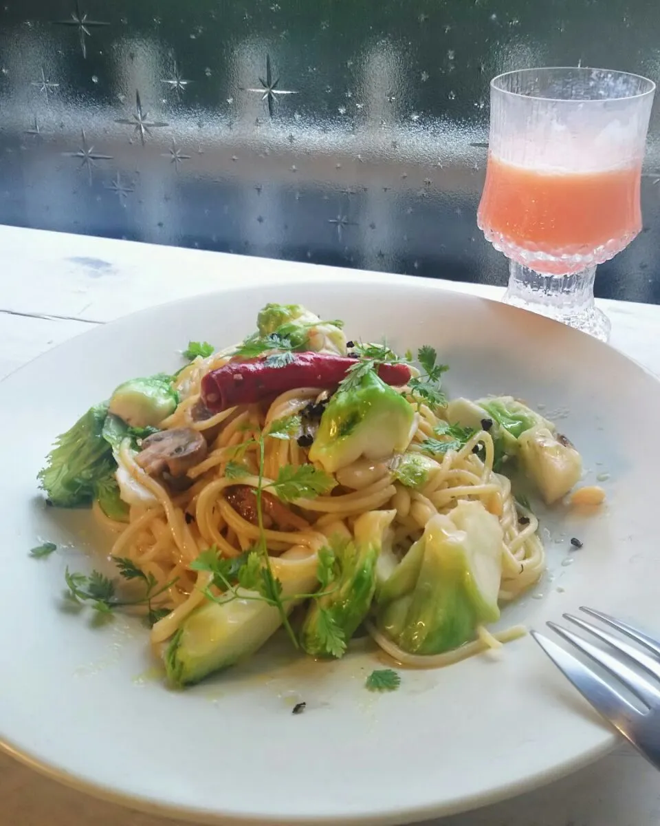 Spaghetti aglio olio e peperoncino con acciuga e radici senape di cino
辛いニンニクオイルのスパゲッティー
アンチョビと祝蕾(蕾菜)と共に。
 #ペペロンチーノ #ロングパスタ|KimaLABOさん