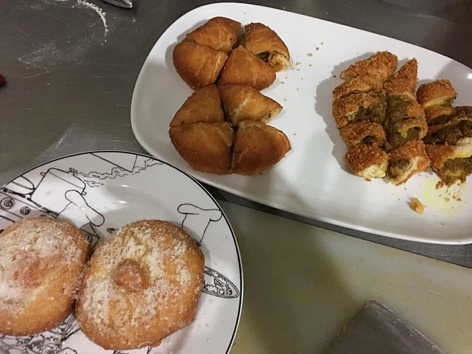 Snapdishの料理写真:パン🍞を元々作って居るので〜試しに日本のカレーパンとあんドーナツ〜ピロシキを作ってみました〜❣️|sugimotokazuhitoさん