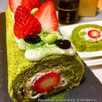 Snapdishの料理写真:抹茶と黒豆&苺ロールケーキ