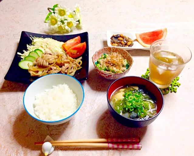 生姜焼きで身体もぽかぽか😊💕 オクラのポン酢和え 煮豆 お味噌汁|はちさん