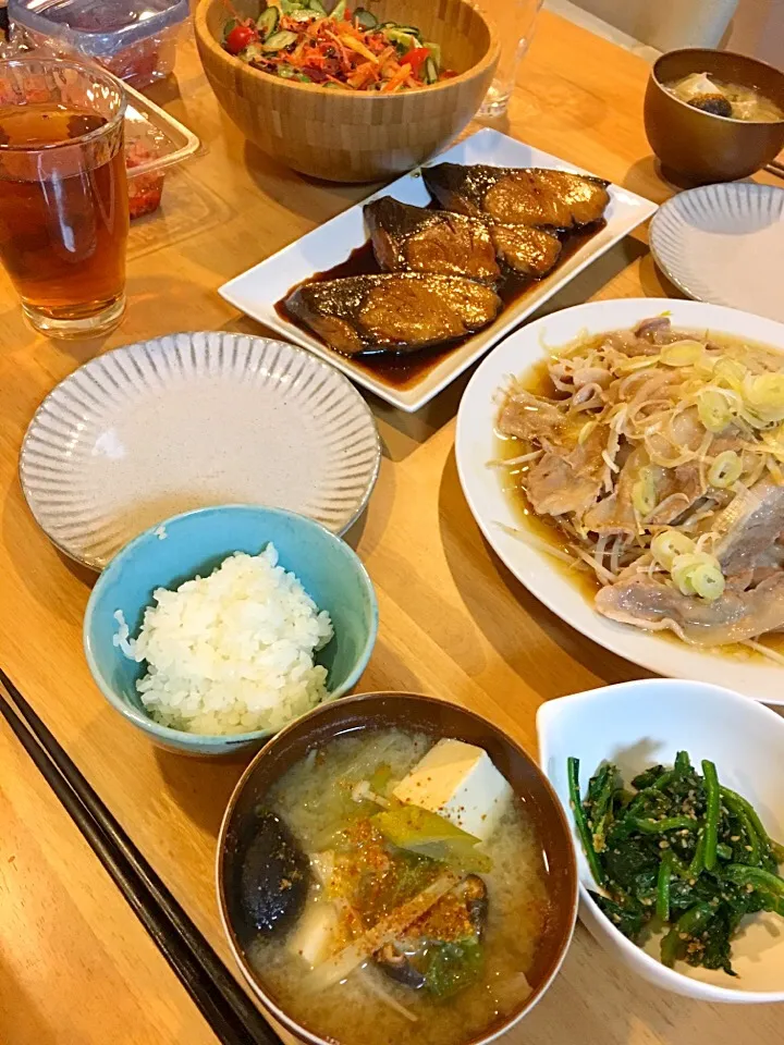 ブリてり焼き 豚バラもやし 味噌汁 ご飯 サラダ ほうれん草胡麻和え キムチ|kasumiさん