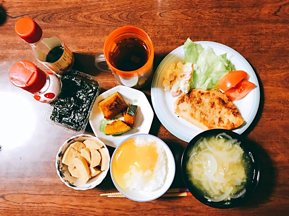 夜ご飯 メカジキのムニエル 玉葱の味噌汁 山芋の醤油漬け かぼちゃ煮 サラダ ポテトサラダ 卵がけご飯|さえさん