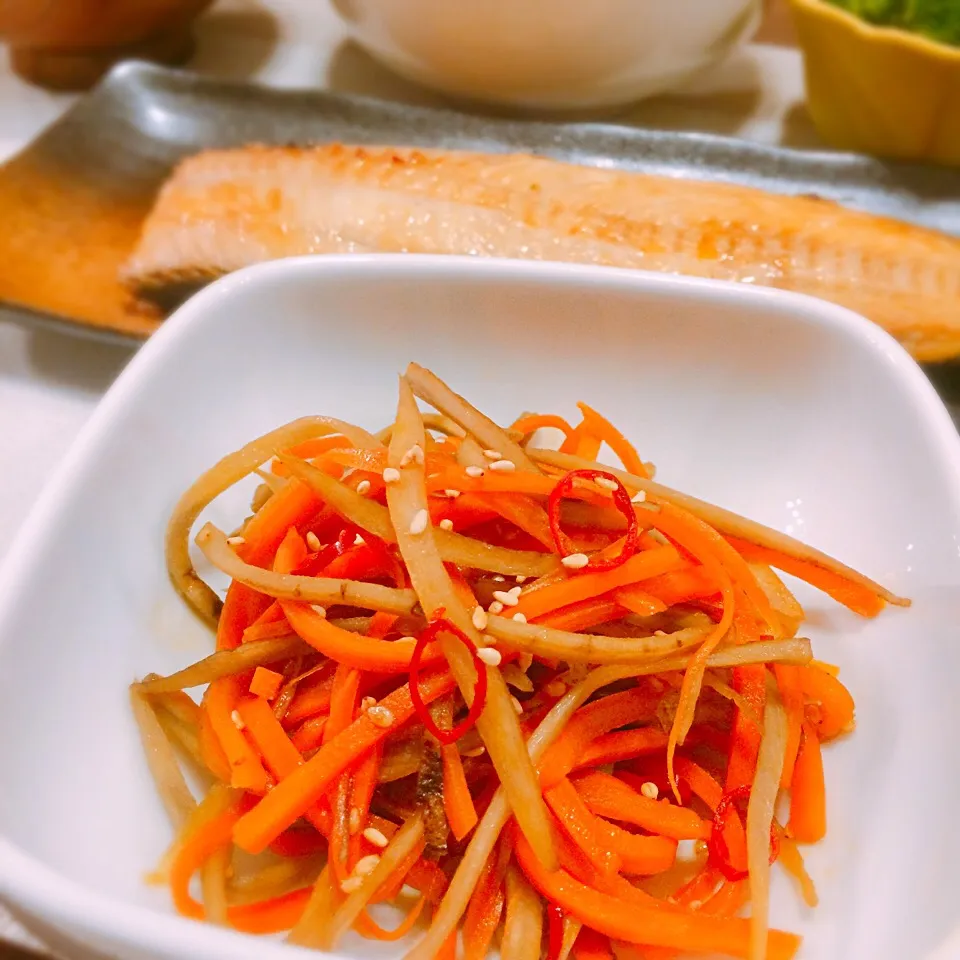 ピリ辛きんぴらごぼう&ホッケの干物🐟|🍎ゆかりんご🍎さん