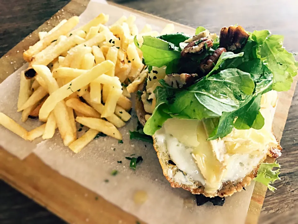 #Vegetarianburger #bunless #chickpea #egg #Camembert #pearpecansalad #fries #vegetarian @labottegarestaurant|Sergio Lacuevaさん