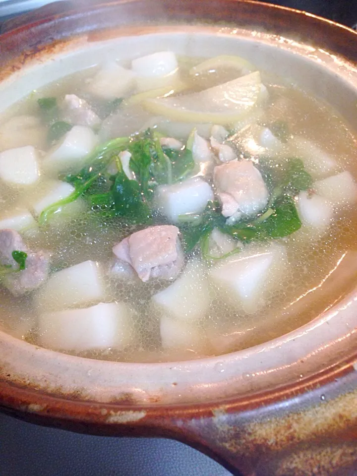 寒くて時間ない時の簡単🍲
味付けは味覇
大根と鶏肉で、あっさり！
唐辛子🌶でピリッと
身体がぽかぽかになる✨|ちなみんさん