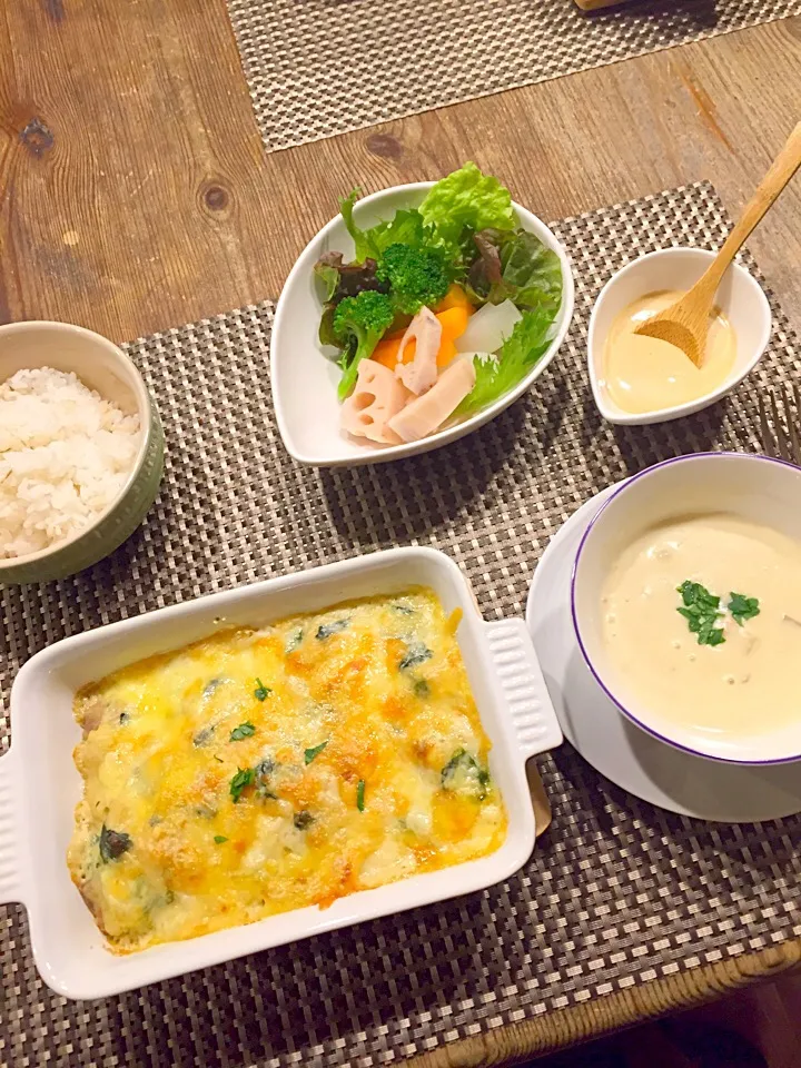 今日は、チキンとほうれん草のマカロニグラタン💛茹で野菜のサラダ🍃クラムチャウダー✨|まみりんごさん