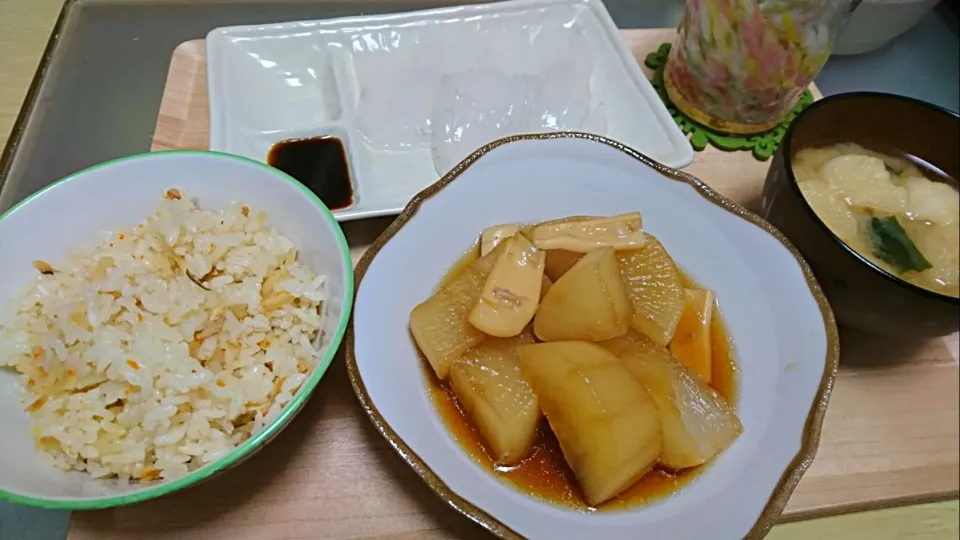 炊き込みご飯、イカのお刺身、大根とイカの煮物、味噌汁|おむすびさん