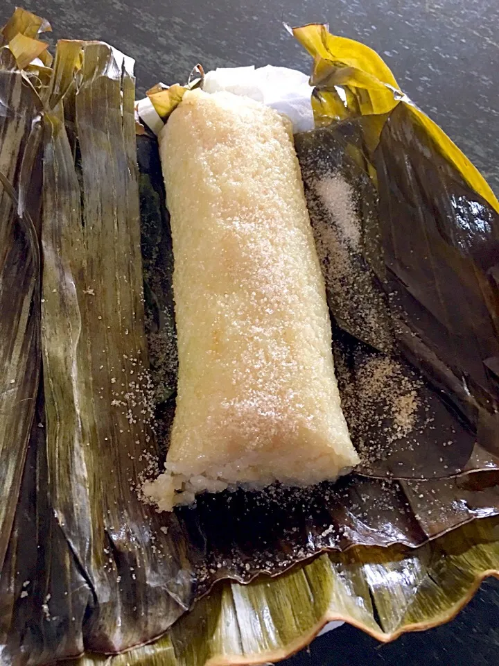 Steamed rice cake cooked in coconut milk wrapped in banana leaves|🌺IAnneさん