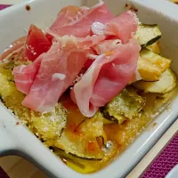 ズッキーニとトマトと生ハムのグラタン
#ズッキーニ #生ハム #prosciutto #gratine|Mai Murayamaさん