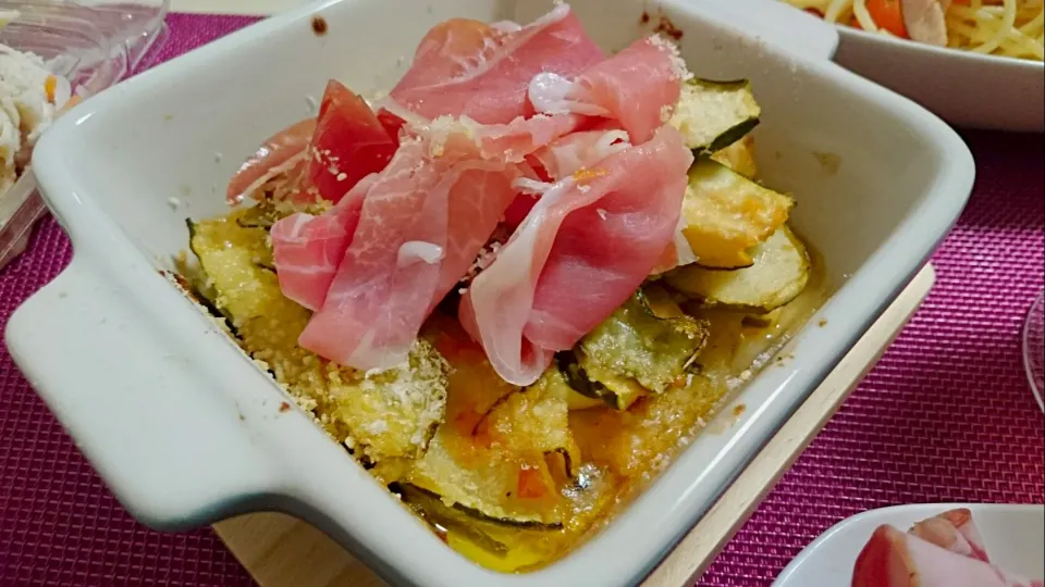 ズッキーニとトマトと生ハムのグラタン
#ズッキーニ #生ハム #prosciutto #gratine|Mai Murayamaさん