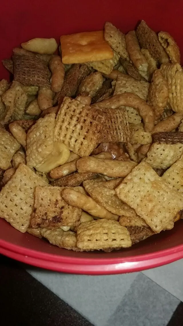 homemade spicy chex mix.|Polly Gelfusoさん