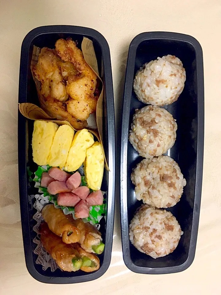 息子のお弁当 柚子胡椒マヨ漬け唐揚げ、チーズイン卵焼き、アスパラ肉巻き、ウィンナー、肉そぼろおにぎり|keitakumamaさん