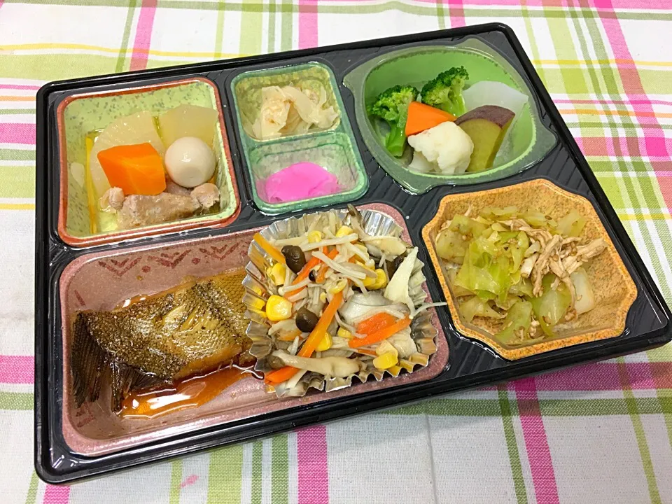 Snapdishの料理写真:カレイの煮物 日替わり弁当 豊川市宅配|Naokazu Kuritaさん