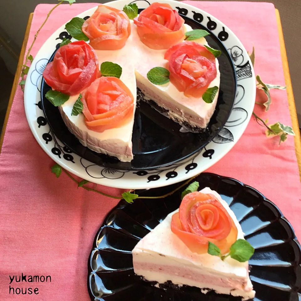 アップルローズチーズケーキ🌹🍰
紅玉薄切りで、アップルローズ
作りました
チーズケーキ
ボトム→オレオ×バター
クリームチーズ×ヨーグルト
×生クリーム×砂糖×レモン汁×ゼラチン
×メレンゲ
チーズケーキ生地→
1／3×いちごパウダー→白×ピンク×白
2色のチーズケーキ
メレンゲを加えるので
とろける、なめらかな口どけ|ゆかモンさん