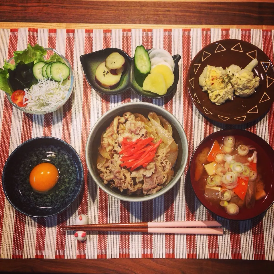 たまねぎトロトロ牛丼🍜🐮具沢山お味噌汁🍀|chiakiさん